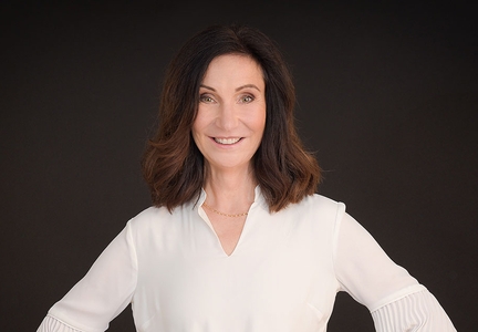 Portrait von Christine Rampp-Anetsberger mit weißem Oberteil vor dunklem Hintergrund